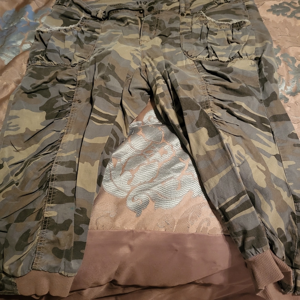 Camouflage capris - size 15